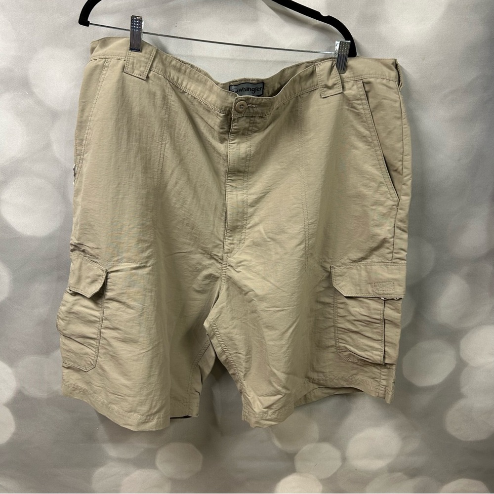 Wrangler 44 mens khaki cargo shorts with open and zipped pockets‎